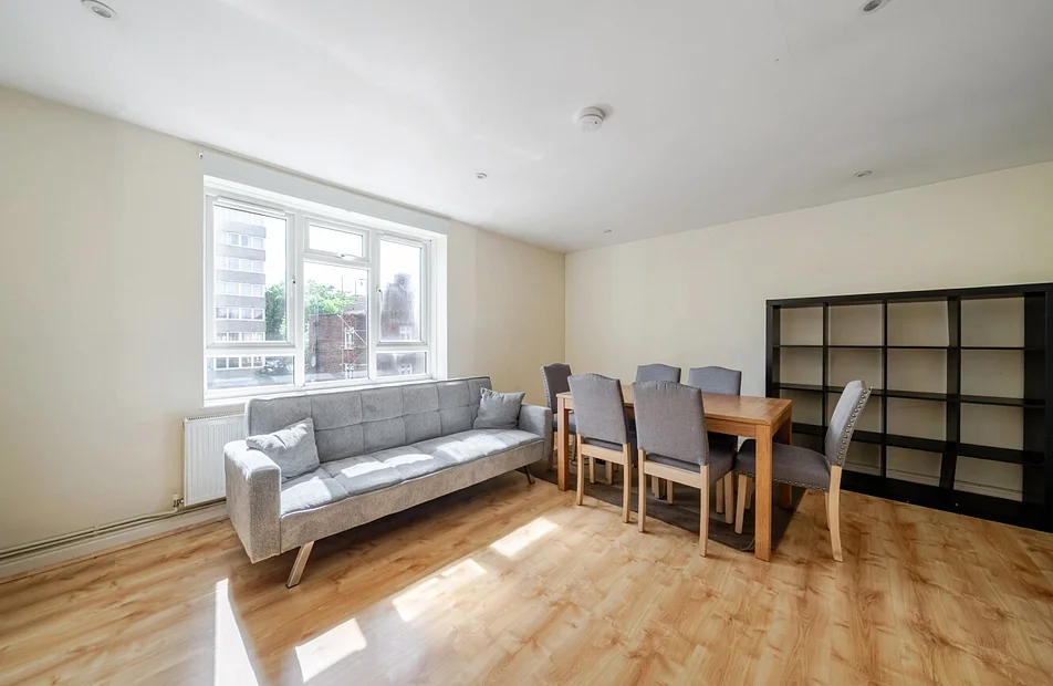Flat Hazelhurst Road in Greater London