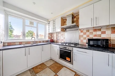 Flat Hazelhurst Road in Greater London