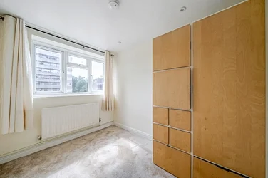 Flat Hazelhurst Road in Greater London