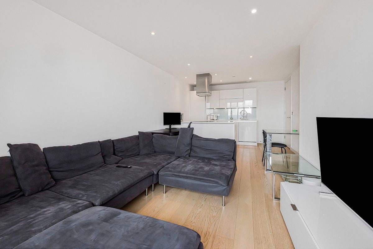 Flat Yabsley Street in Greater London