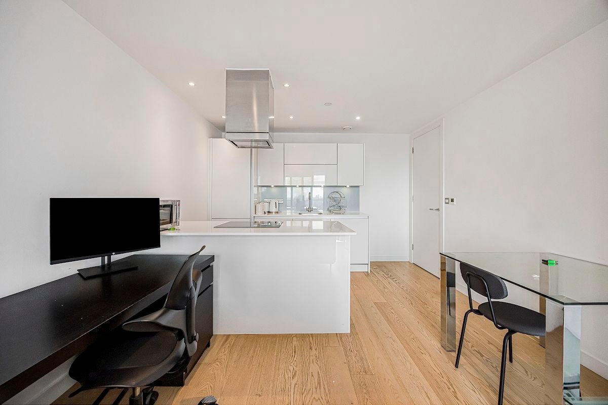 Flat Yabsley Street in Greater London