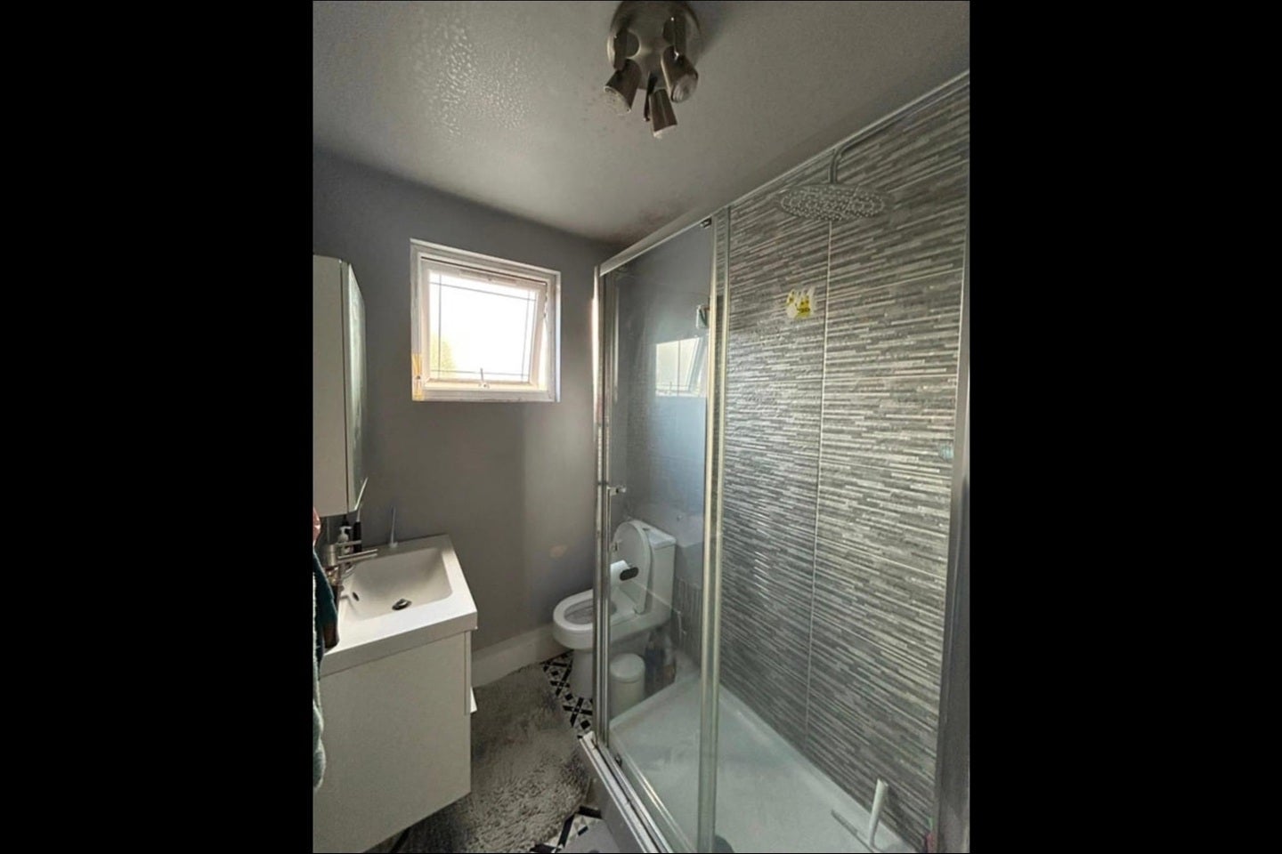 Room Cumberland Road in Greater London