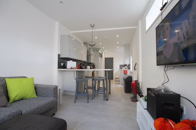 Flat Llantrisant Street in Cardiff