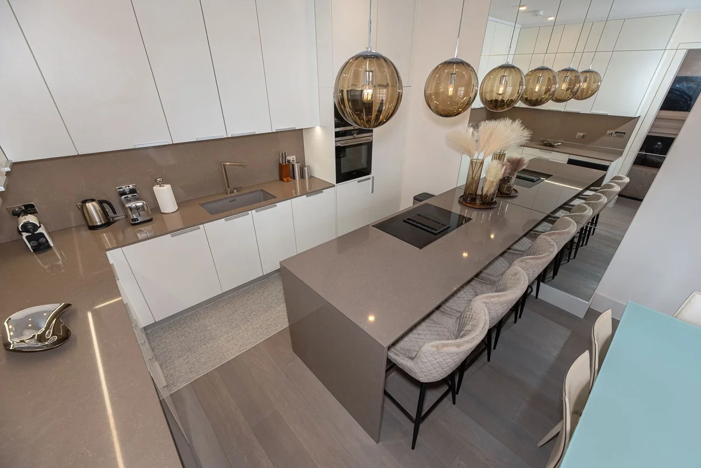 Flat Kensington Court Place in Greater London