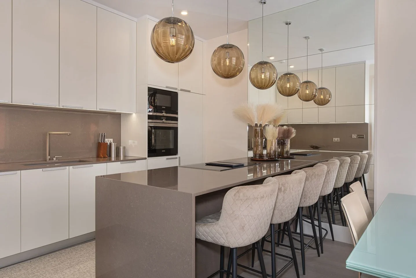 Flat Kensington Court Place in Greater London