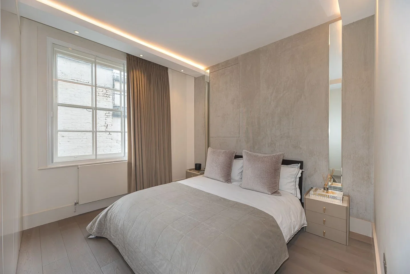Flat Kensington Court Place in Greater London