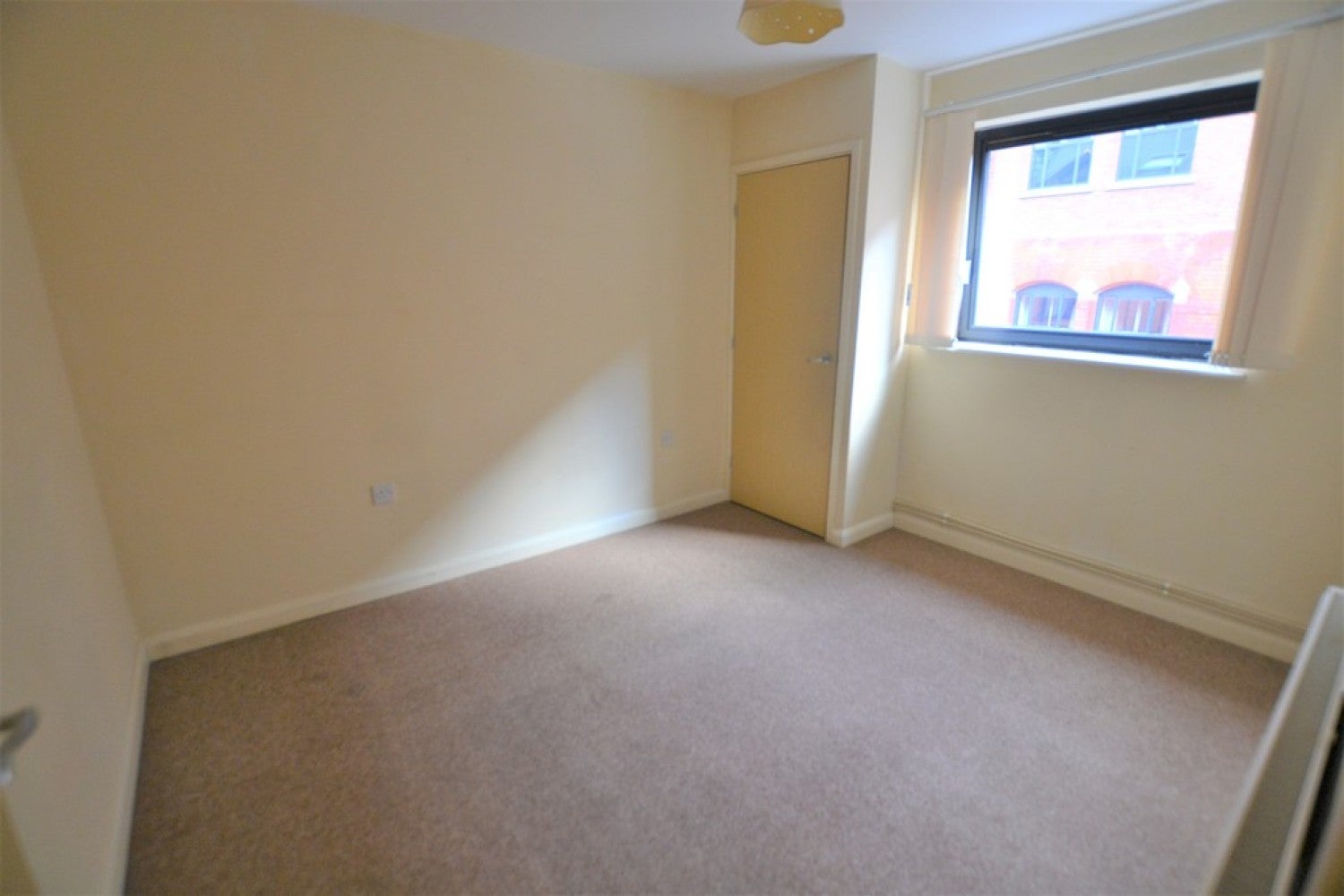 Flat Tarragon Road in Leicester