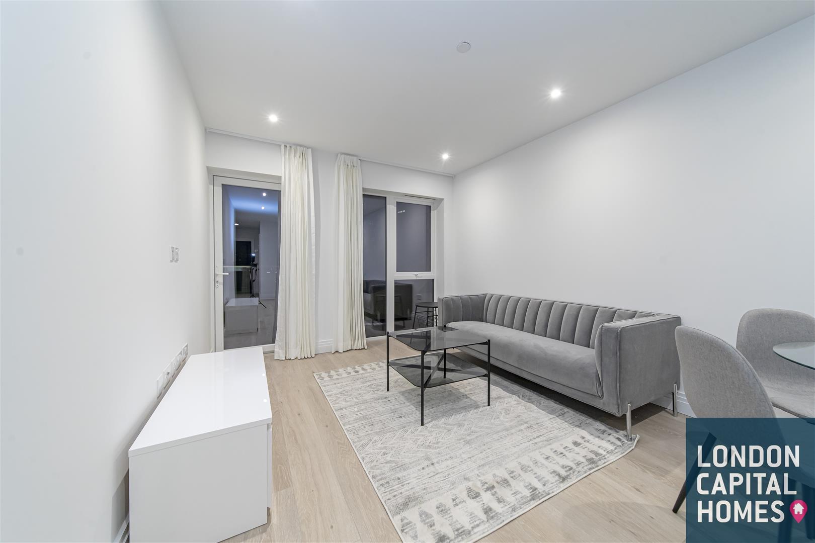 Flat Mattock Lane in Greater London