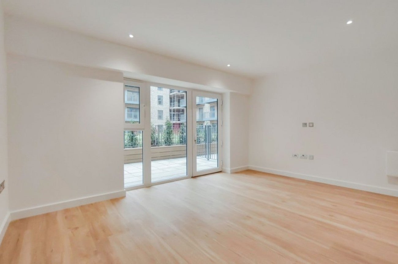 Flat Avion Crescent in Greater London