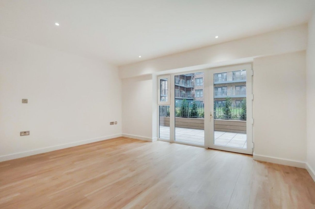 Flat Avion Crescent in Greater London