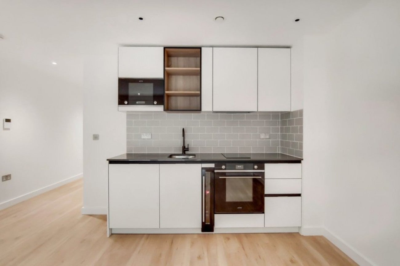 Flat Avion Crescent in Greater London