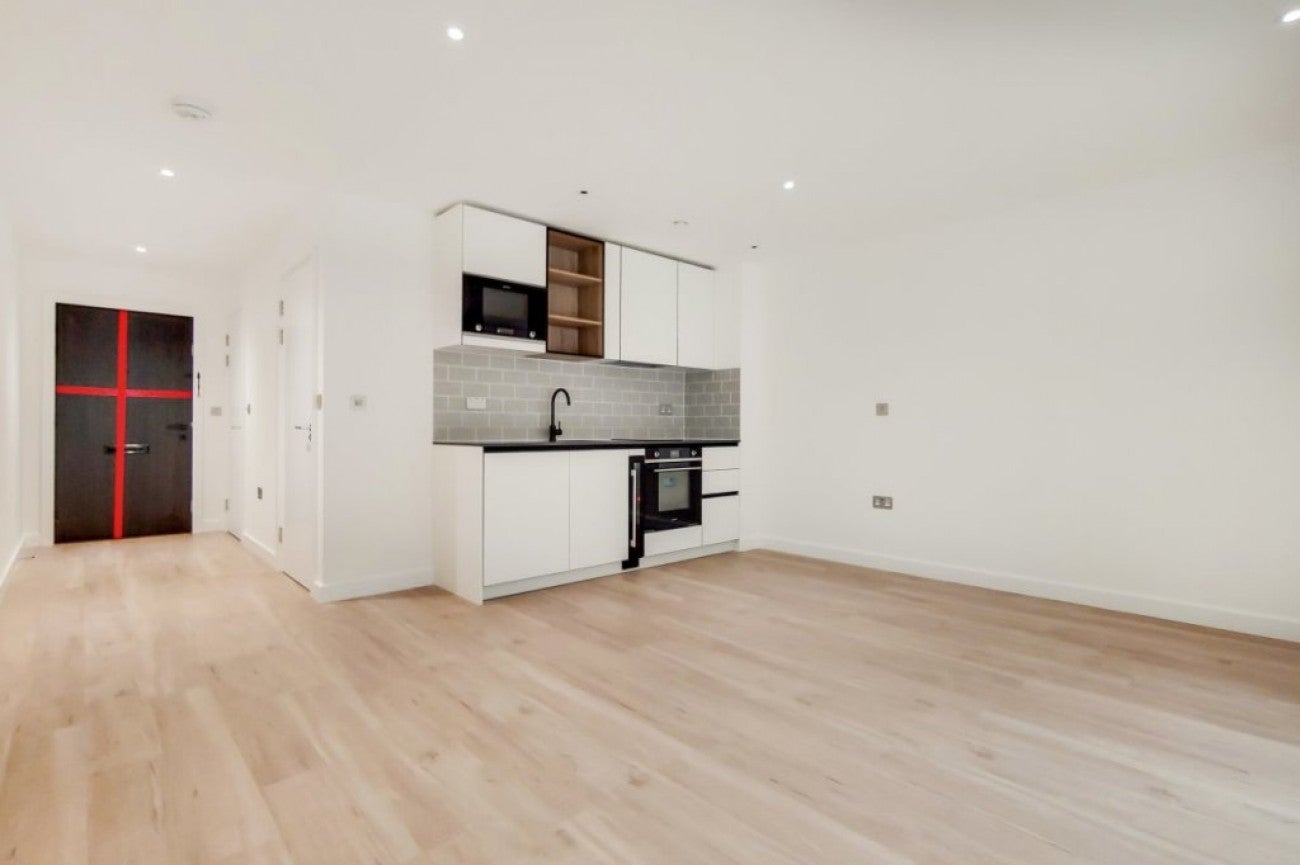 Flat Avion Crescent in Greater London