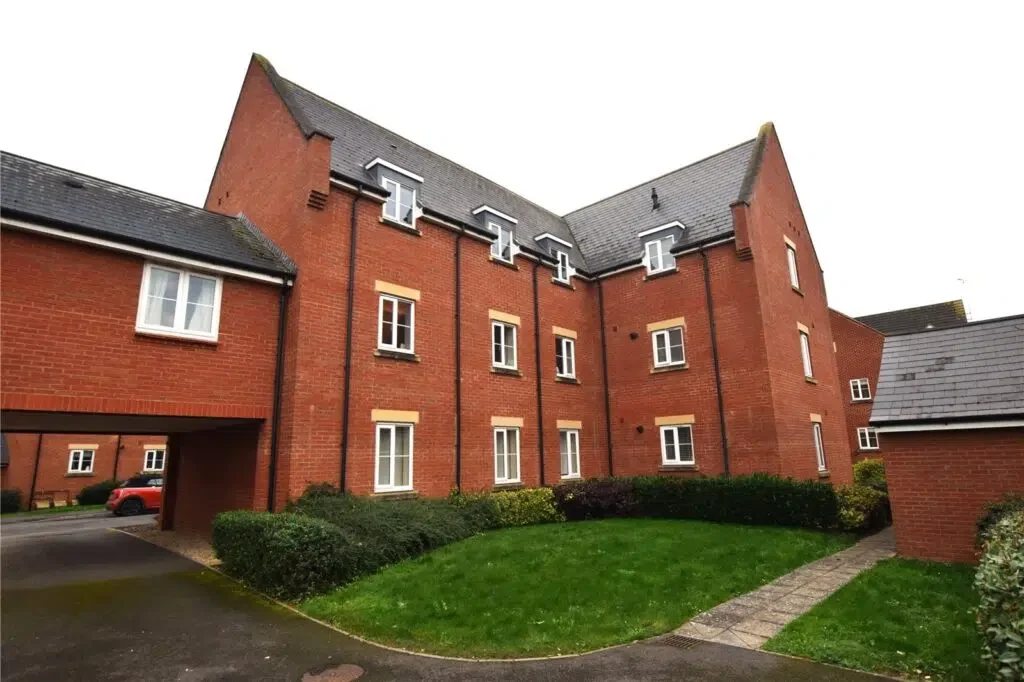 Flat Lasborough Drive in Gloucester