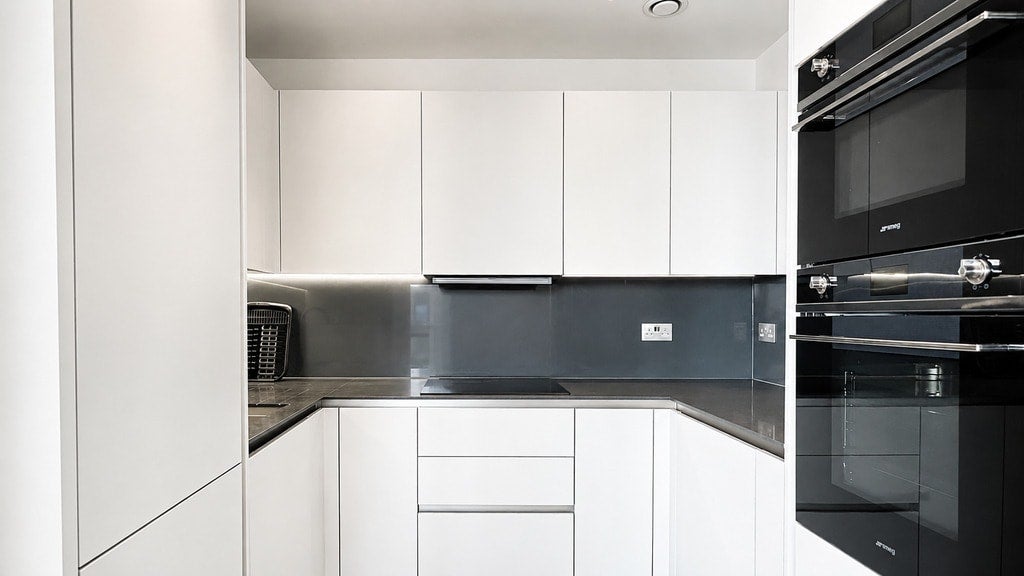 Flat Coster Avenue in Greater London