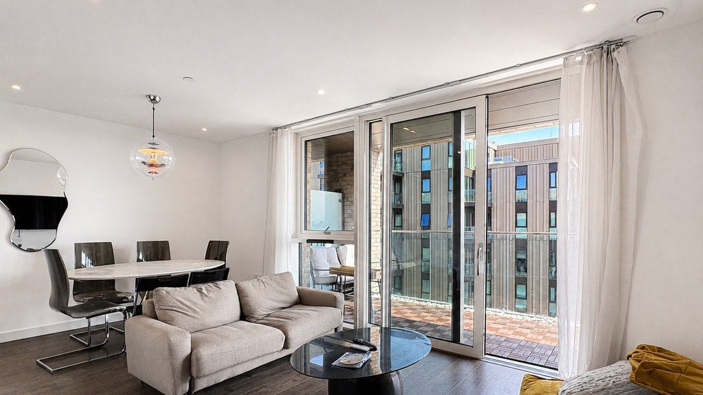 Flat Coster Avenue in Greater London