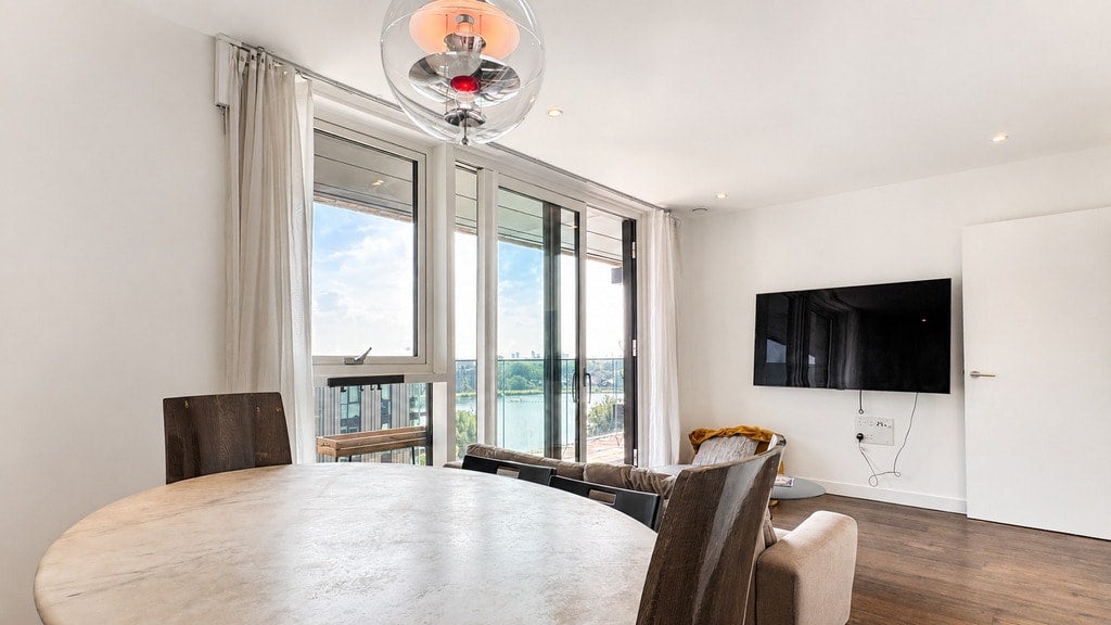 Flat Coster Avenue in Greater London