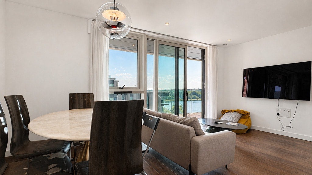 Flat Coster Avenue in Greater London