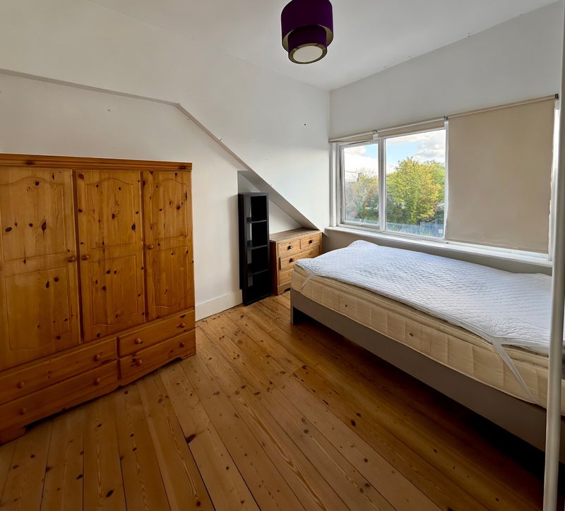 Room Fairbridge Road in Greater London