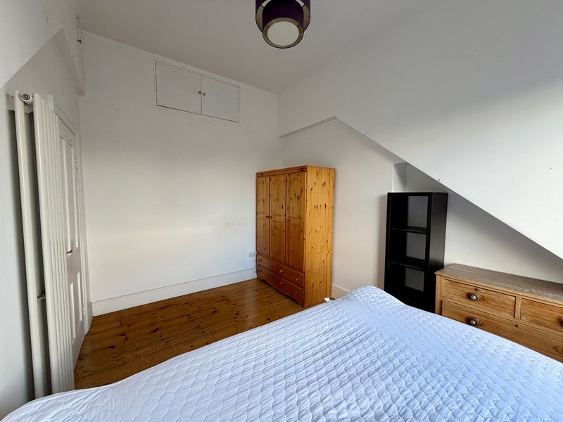 Room Fairbridge Road in Greater London