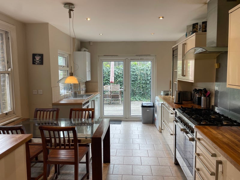 Room Fairbridge Road in Greater London