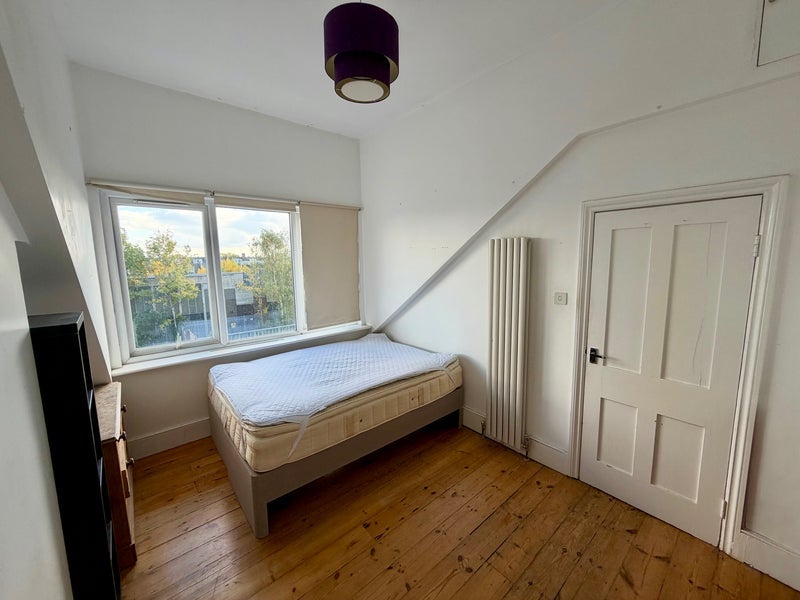 Room Fairbridge Road in Greater London