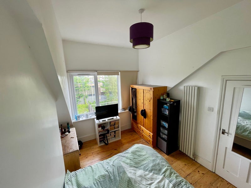 Room Fairbridge Road in Greater London
