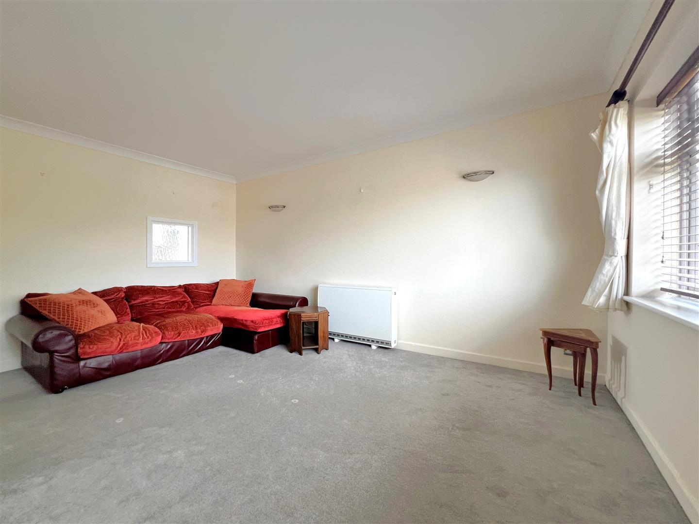 Flat Weston Close in Warwick