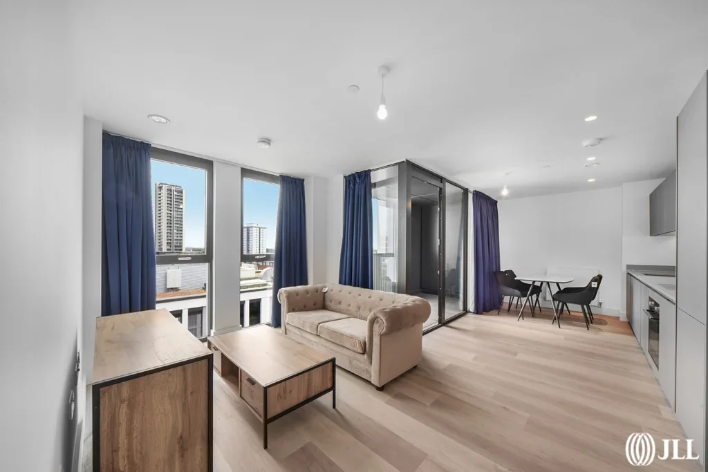 Flat Marshgate Lane in Greater London