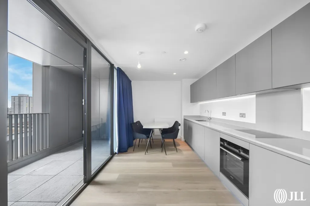 Flat Marshgate Lane in Greater London