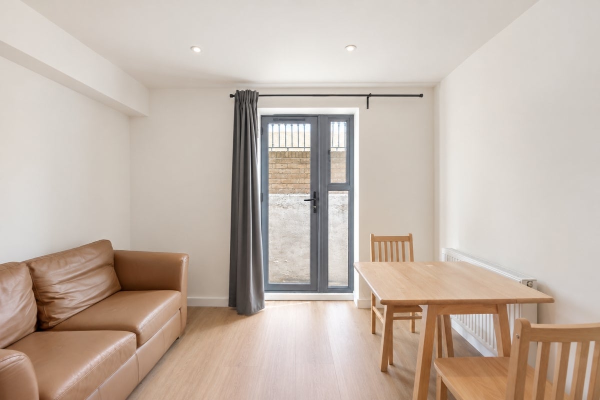 Flat Cephas Avenue in Greater London