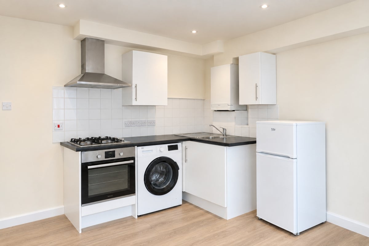 Flat Cephas Avenue in Greater London