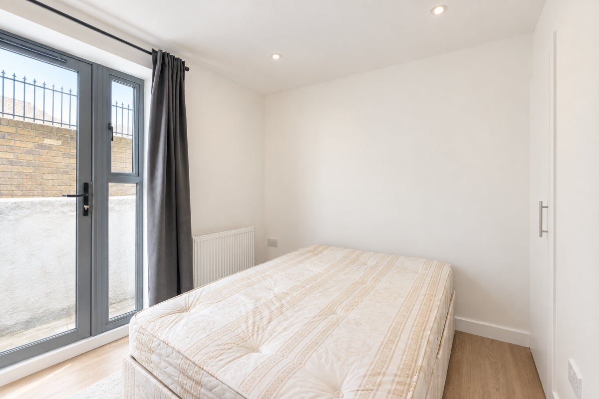 Flat Cephas Avenue in Greater London