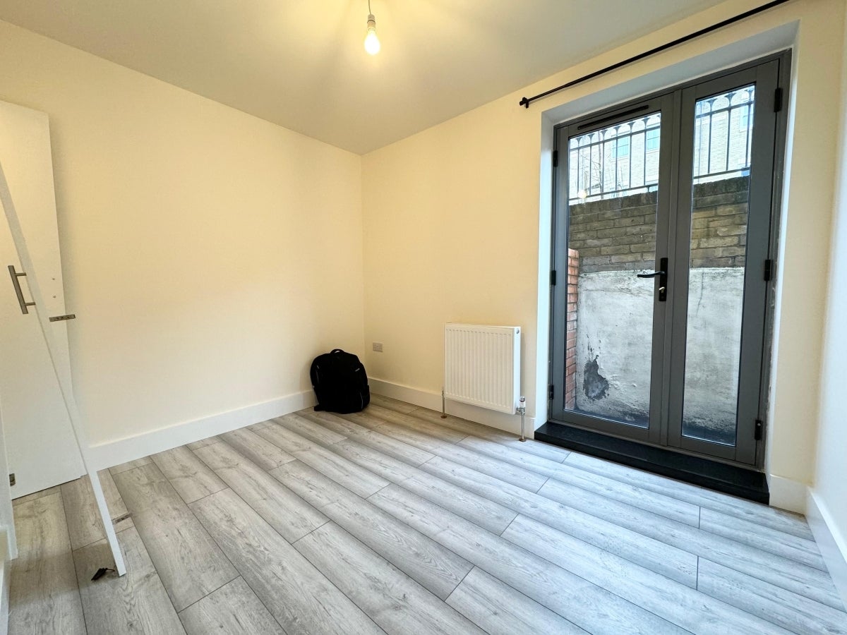 Flat Cephas Avenue in Greater London