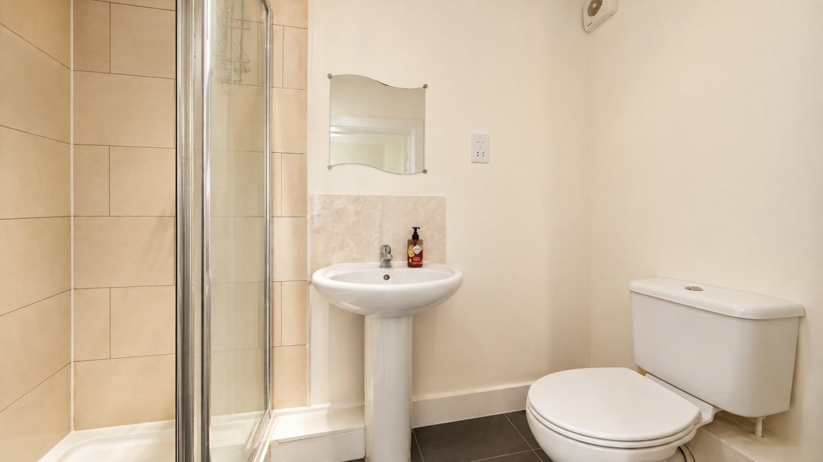 Flat Cephas Avenue in Greater London