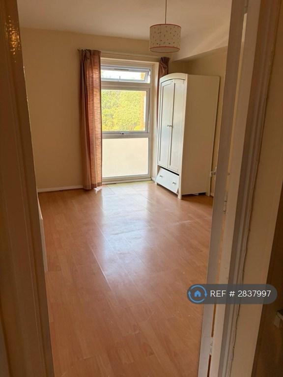 Flat Worcester Road in Greater London