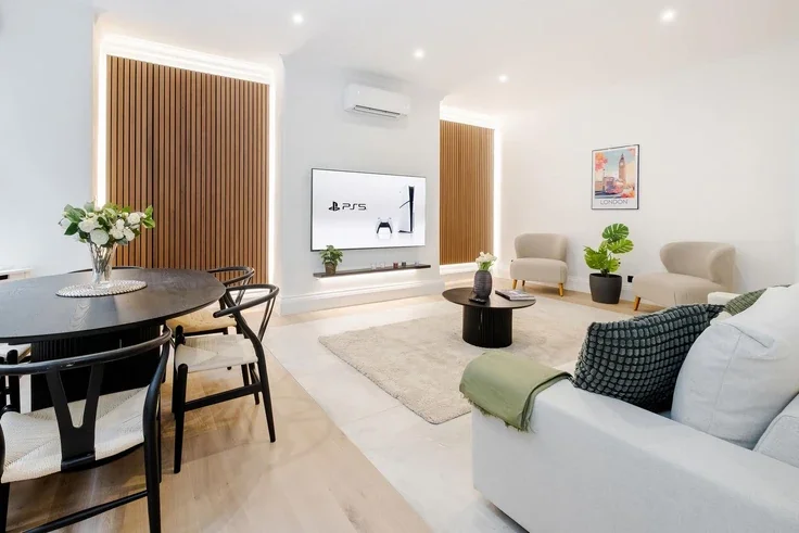 Flat Roland Gardens in Greater London