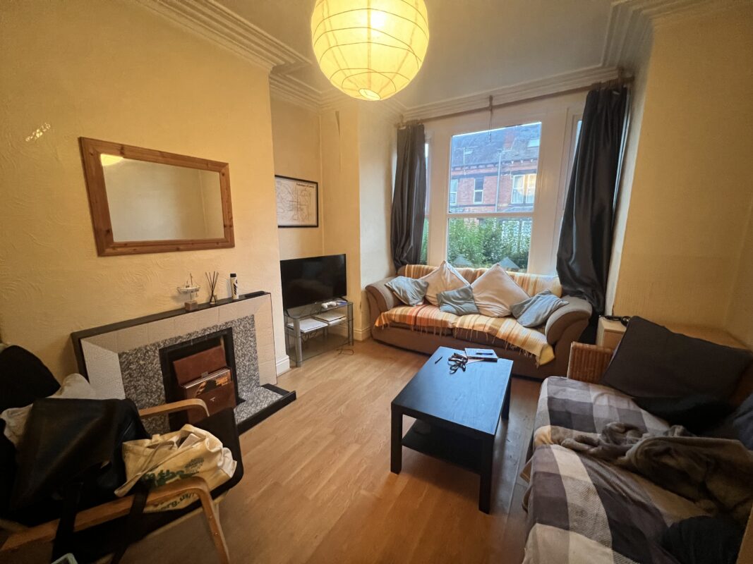 Flat Burchett Grove in Leeds