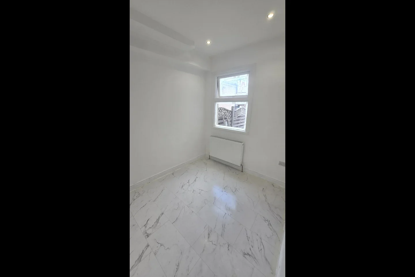 Room Gunning Street in Greater London
