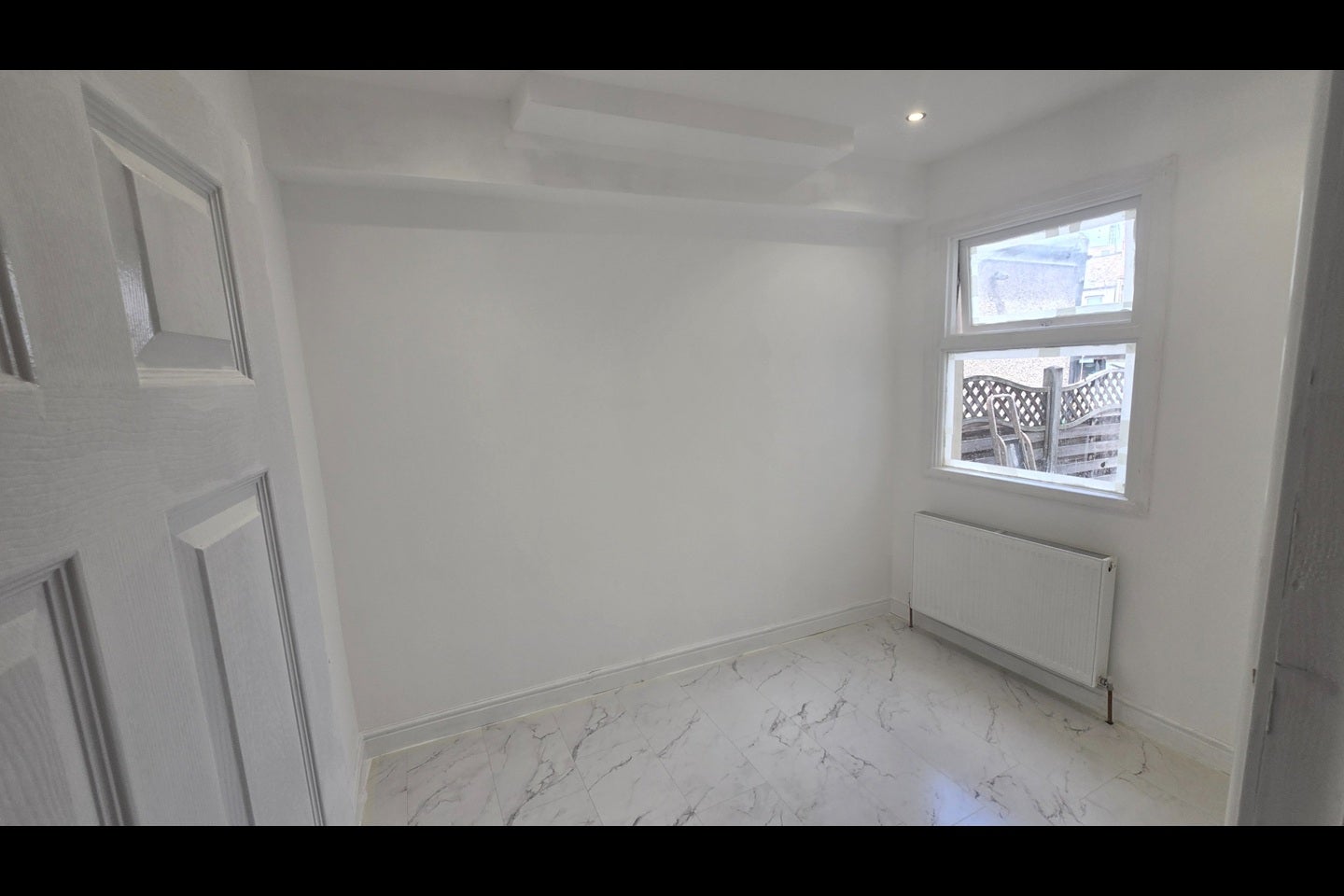 Room Gunning Street in Greater London