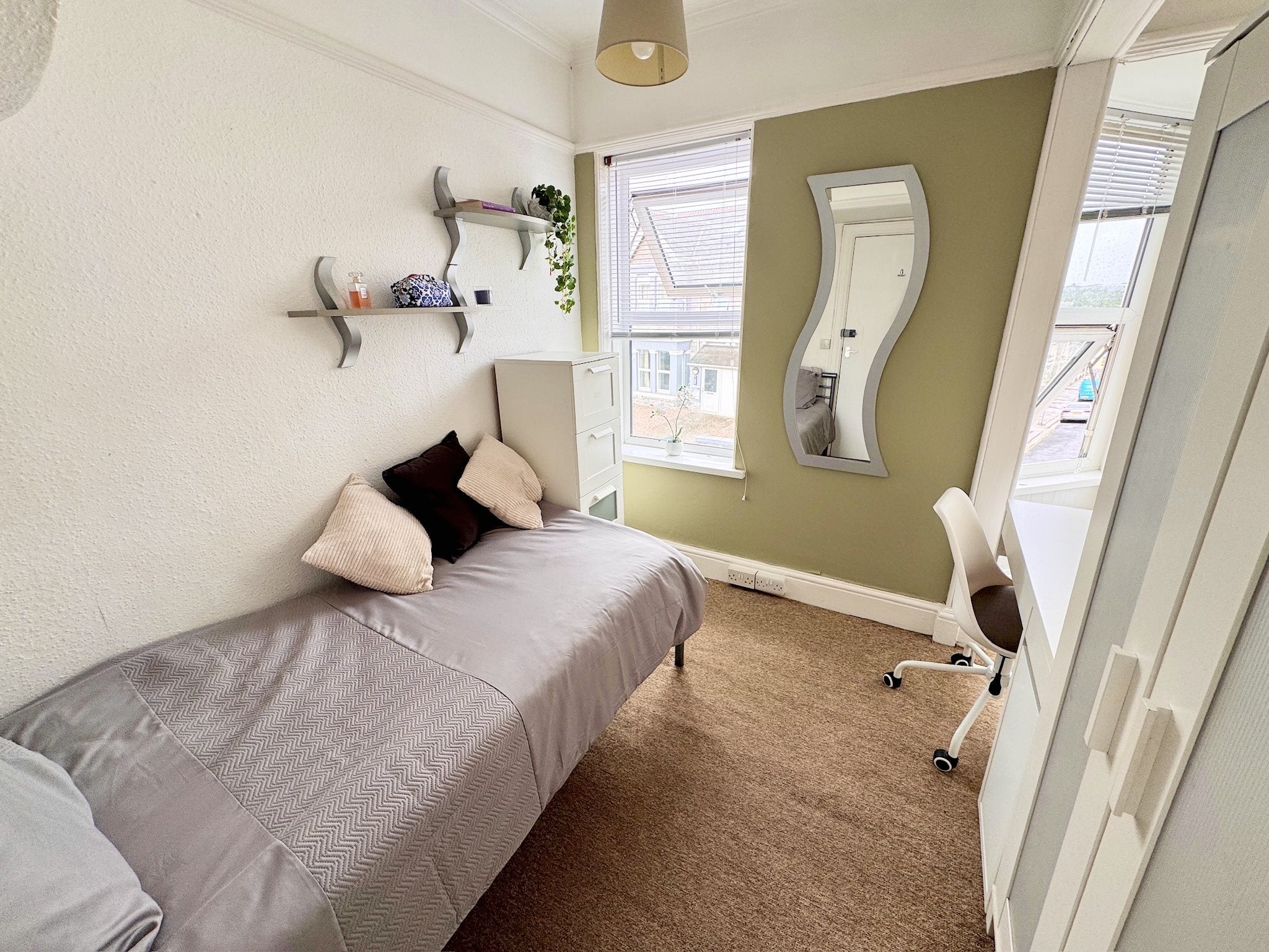 Room Derry Avenue in Plymouth
