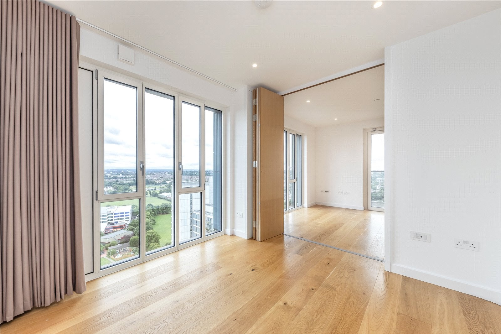 Flat Mapleton Crescent in Greater London