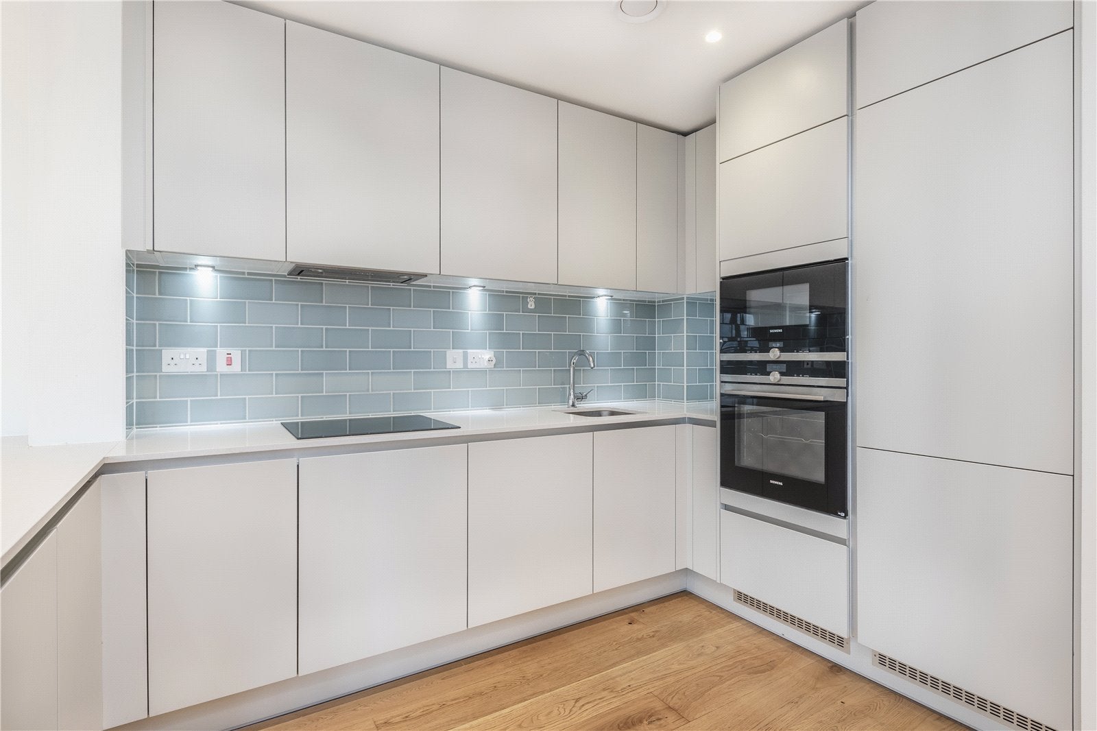 Flat Mapleton Crescent in Greater London