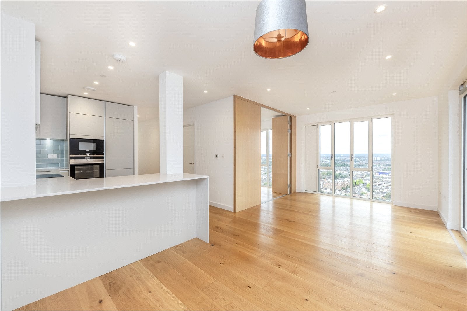 Flat Mapleton Crescent in Greater London