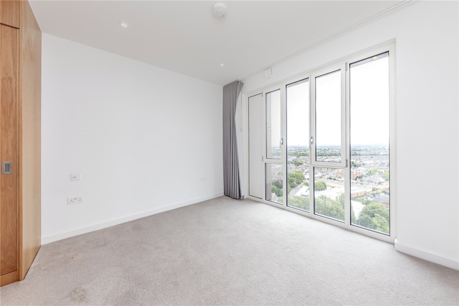 Flat Mapleton Crescent in Greater London