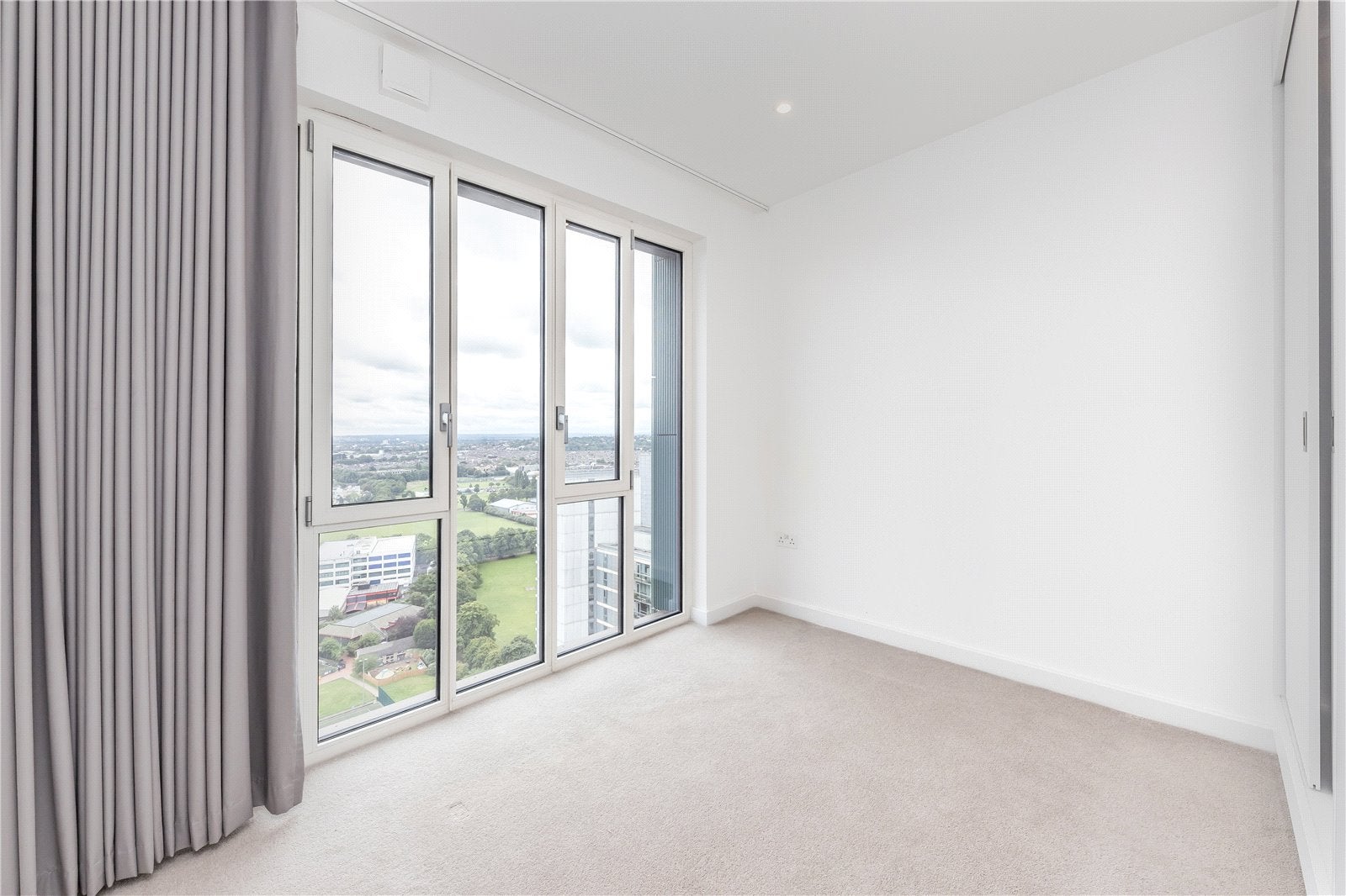 Flat Mapleton Crescent in Greater London