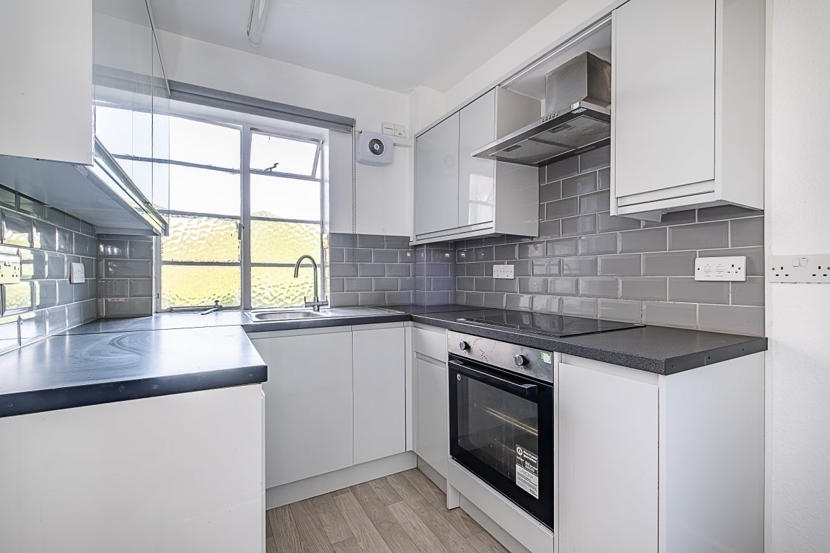 Flat Wavertree Road in Greater London