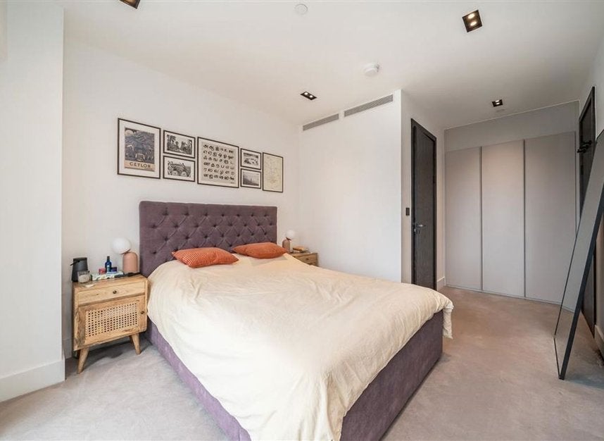 Flat Miles Street in Greater London