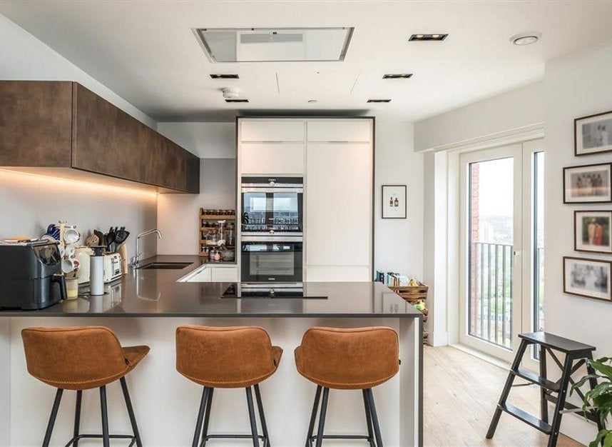 Flat Miles Street in Greater London