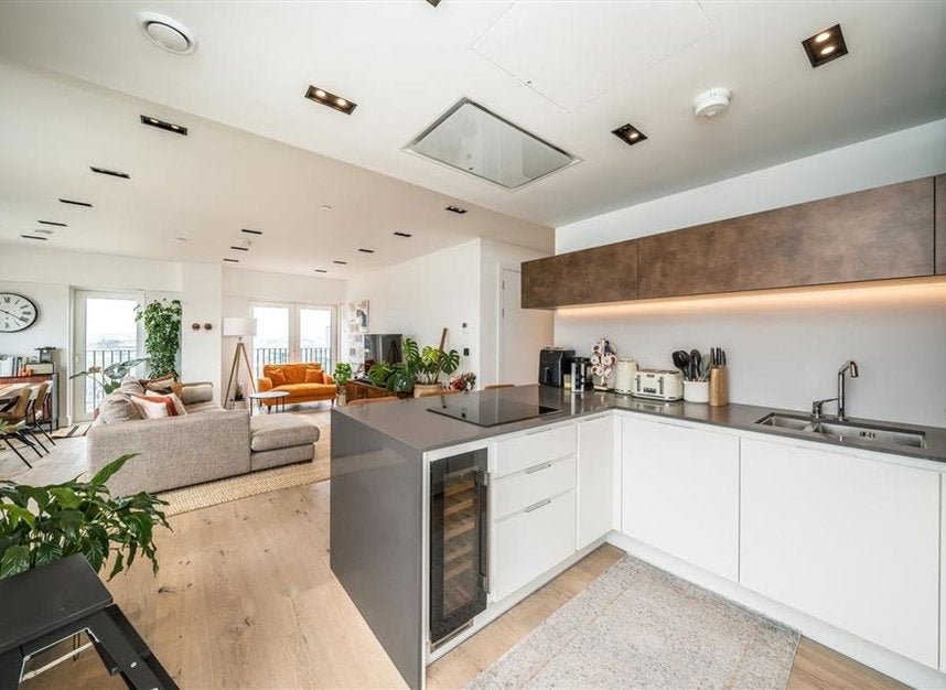 Flat Miles Street in Greater London