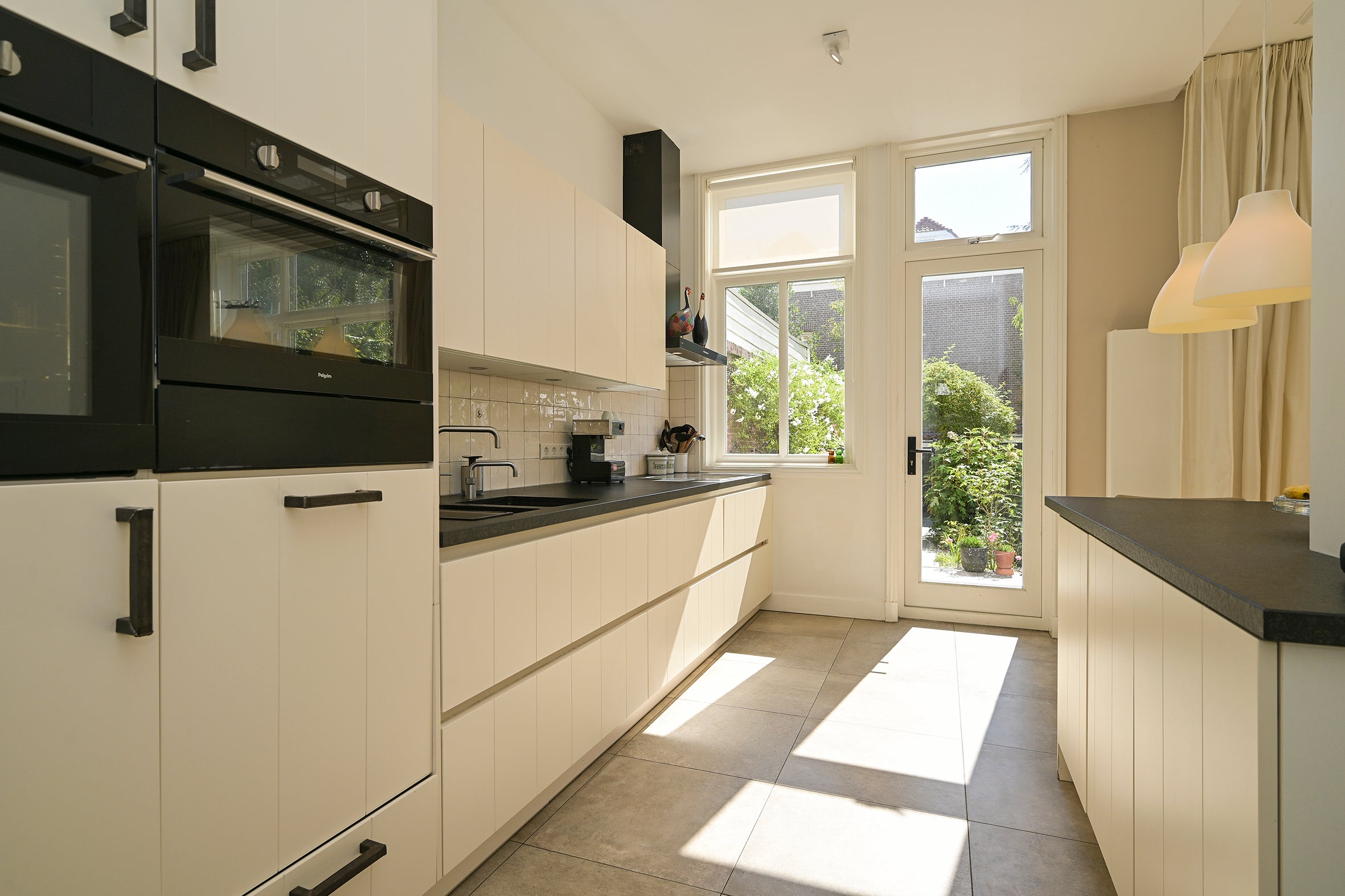 Tussenwoning te koop: Riouwstraat 135, 'S-Gravenhage